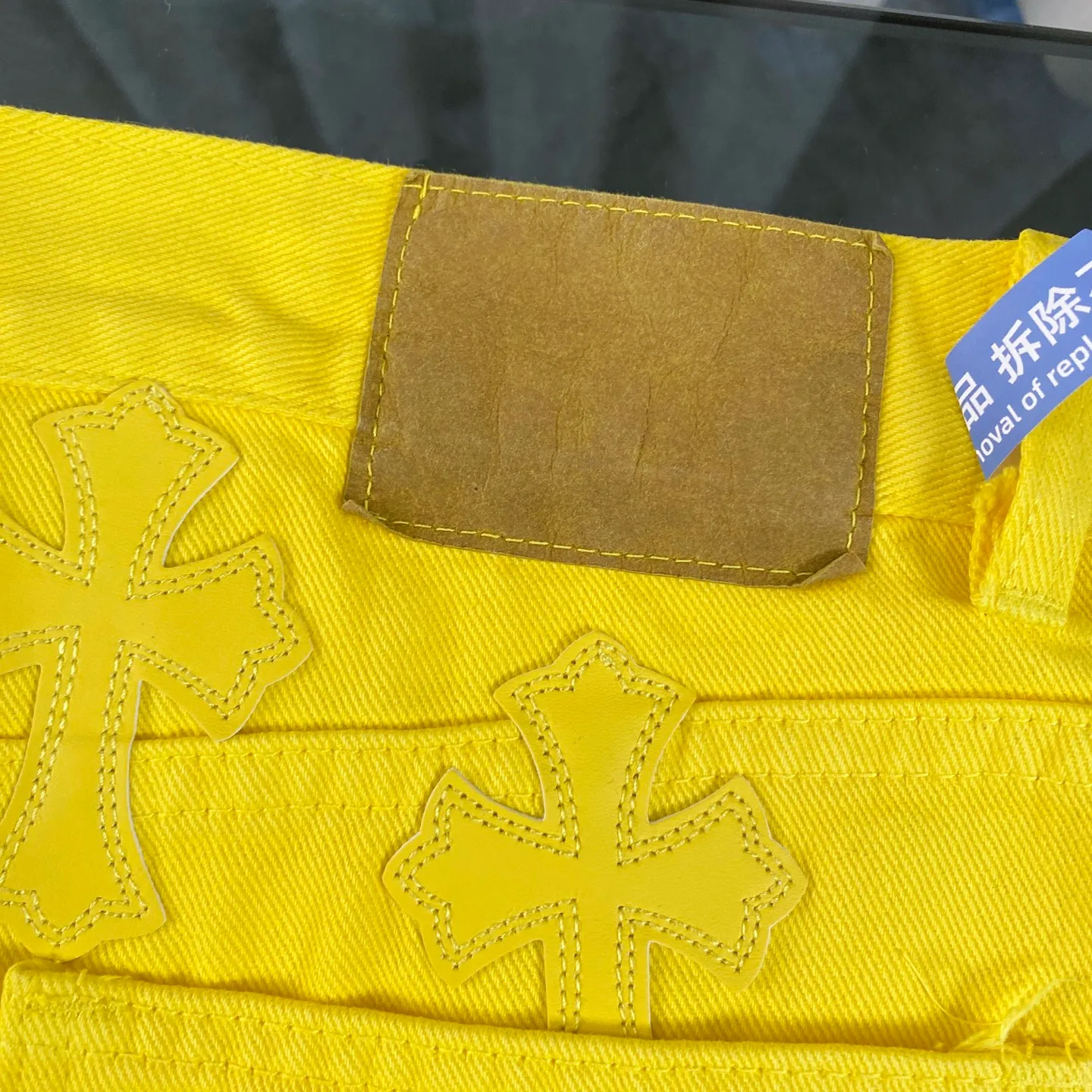 P270 CH Chromehearts 2025 new Paris-limited yellow large cross jeans, top ceiling quality, styles with different wash textures, very friendly to people with thin legs and thick legs, the straight and loose version is very flattering to the leg shape, the moderate length that never goes out of style, easy and casual to match, the basic style of various styles, a must-have in the wardrobe! The fabric is stiff but also makes the upper body soft without losing texture. The washing process is even more perfect. It is a must-have item for everyone! ! ! Washed wheat, hang tag, pants label, three complete labels, color: yellow, size: 28, 30, 32, 34